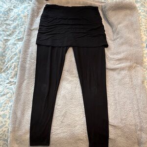 EUC Women’s Kavu Black Leggings with Skirt Overlay size M